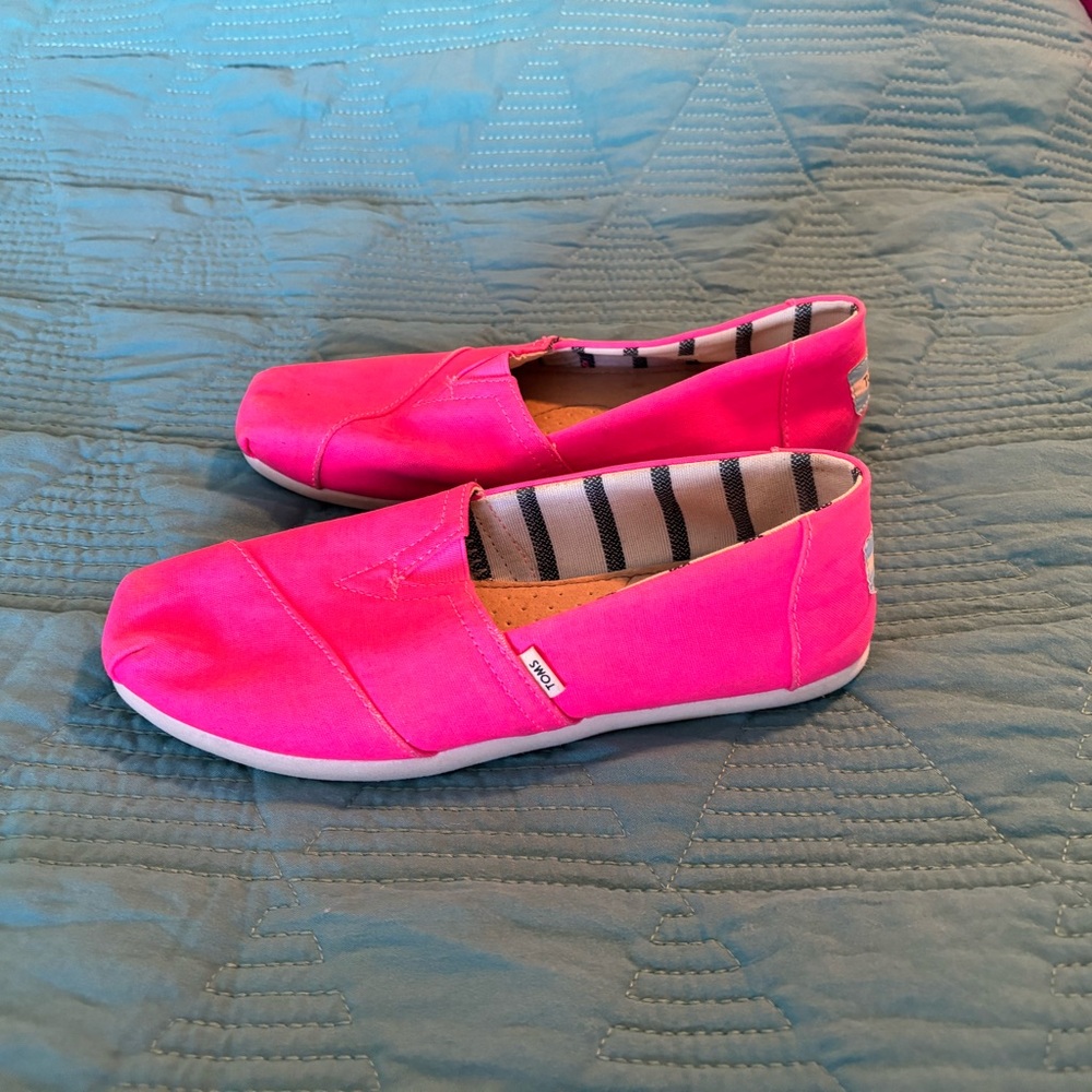 Neon pink Tom's size 6